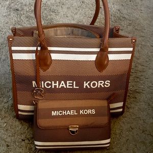 Michael Kors hand bag w matching make up bag in like new condition